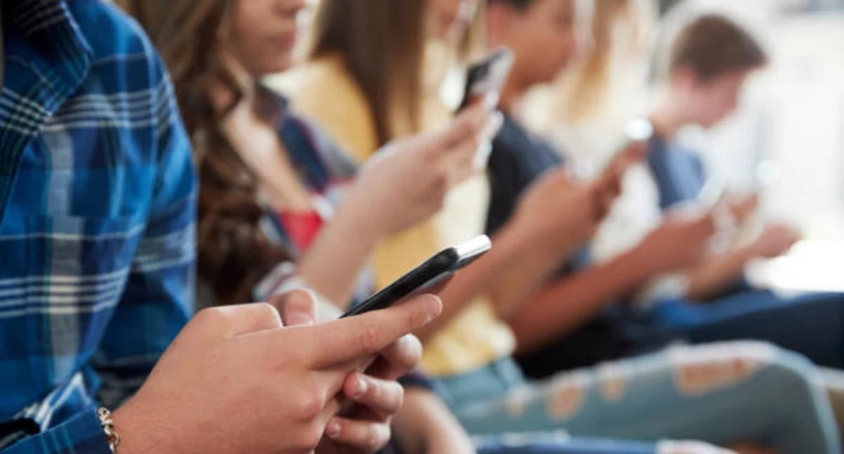 W ostatnim czasie Sejm uchwalił ustawę og1 września wchodzi zakaz korzystania z telefonów komórkowych w szkołach podstawowych( Fot. iStock)