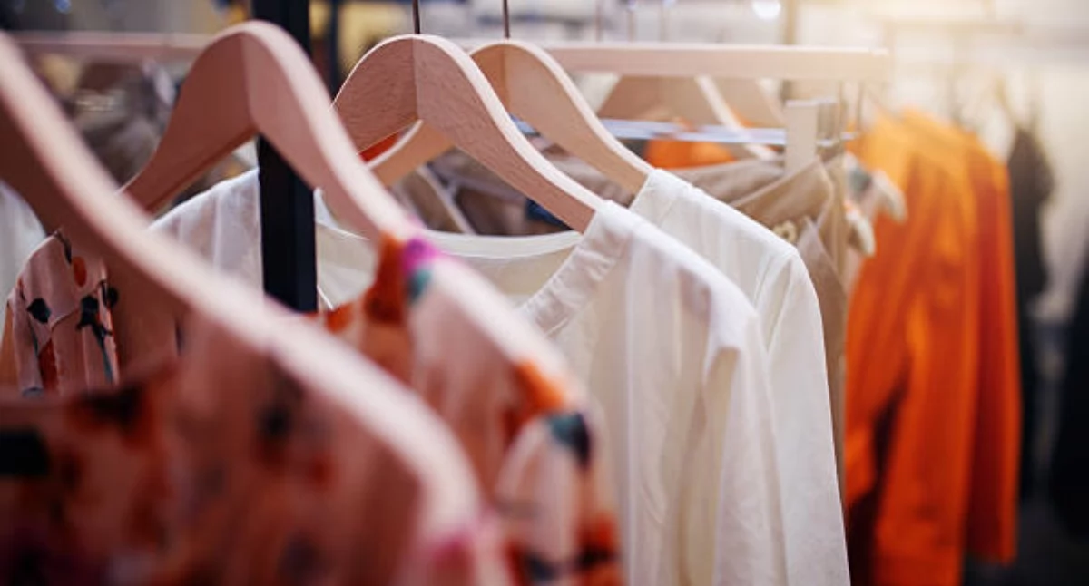 Rocznie nawet 40% wyprodukowanych ubrań nigdy nie zostaje sprzedanych ani założonych (Fot. iStock)