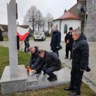 Pod-Pomnikiem-Powstancow-Wielkopolskich-przy-kosciele-w-Gulczu