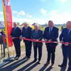 ścieżkę otwierali włodarze trzech samorzadów w asyście posla i wykonawcy inwestycji