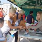 Odwiedzajacy-stoisko-mogli-liczyc-na-upominki-promocyjne-i-materialy-informacyjne-gminy-