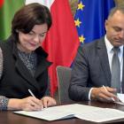 Prezydent Piły Beata Dudzinska i Stanisław Wyrwał z firmy METROLOG (fot. PiłaOnline)