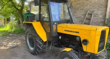 Kompletnie pijany kierowca ciągnika staranował ogrodzenie. Miał ponad trzy promile