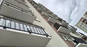W największej pilskiej spółdzielni zabrali się za balkony. Remontują stare, dostawiają nowe