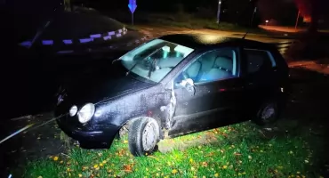 Najpierw rozwalił płot, potem samochód. Pijana jazda 21-latka