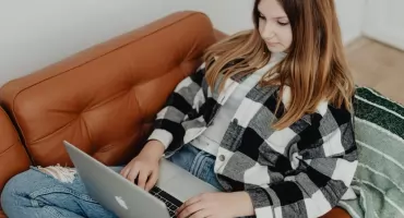 Najnowszy raport NASK: nastolatki blisko jedną piątą doby spędzają w internecie