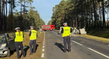 Wypadek pod Piłą na DW180. 40-latek walczy o życie