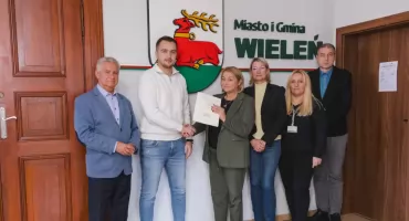 Podpisanie umowy na remont Pomnika Wdzięczności w Wieleniu 