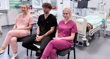 Studenci pielęgniarstwa przekonują do samobadania: to nie boli