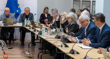 Nadzwyczajne sesje w powiecie. O drogach i autobusach