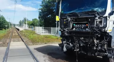 Zderzenie pociągu z ciężarówką w Jastrowiu. Ogromne utrudnienia w ruchu kolejowym