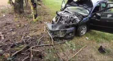 Wypadek na DK11. Wjechała czołowo w drzewo